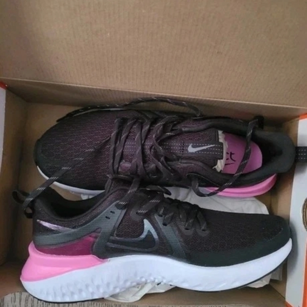 NIKE LEGEND REACT 2 Womens Shoes 8.5 Athletic Shoes with Pink Heel Accent